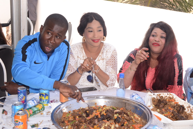 Les premières images de la préparation du drapeau Pape Diouf chez lui pour le combat Boy Niang vs Gouye Gui. Les premières images de la préparation du drapeau Pape Diouf chez lui pour le combat Boy Niang vs Gouye Gui.