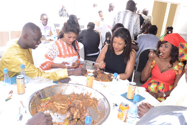 Les premières images de la préparation du drapeau Pape Diouf chez lui pour le combat Boy Niang vs Gouye Gui. Les premières images de la préparation du drapeau Pape Diouf chez lui pour le combat Boy Niang vs Gouye Gui.