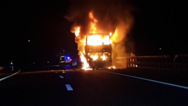 Un minicar prend feu à l’entrée de Saint-Louis : plus d'une dizaine de morts, des corps calcinés. Un minicar prend feu à l’entrée de Saint-Louis : plus d'une dizaine de morts, des corps calcinés.