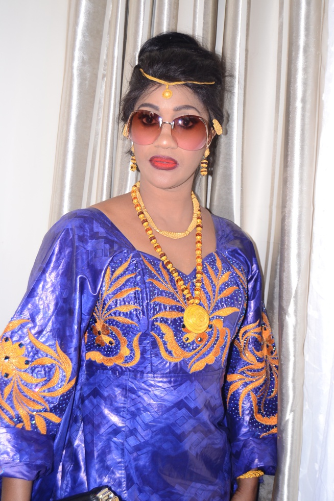 Bébé Basse douce et tendre épouse qui veuille sur les arrières de son mari Pape Diouf étale sa classe le jour du combat de Boy Niang Gouye Gui. Bébé Basse douce et tendre épouse qui veuille sur les arrières de son mari Pape Diouf étale sa classe le jour du combat de Boy Niang Gouye Gui.