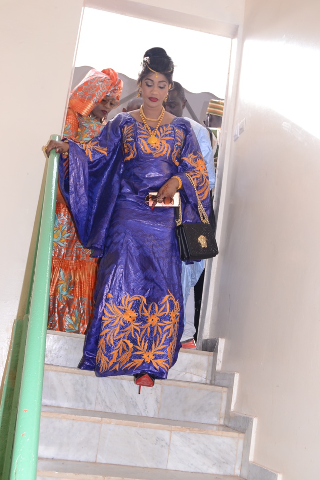 Bébé Basse douce et tendre épouse qui veuille sur les arrières de son mari Pape Diouf étale sa classe le jour du combat de Boy Niang Gouye Gui. Bébé Basse douce et tendre épouse qui veuille sur les arrières de son mari Pape Diouf étale sa classe le jour du combat de Boy Niang Gouye Gui.