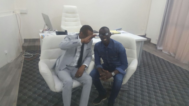 Pape Diouf a rendu visite son idole, son grand frère Youssou Ndour pour solliciter des prières pour la nuit des fans ce vendredi au Grand theatre. Pape Diouf a rendu visite son idole, son grand frère Youssou Ndour pour solliciter des prières pour la nuit des fans ce vendredi au Grand theatre.