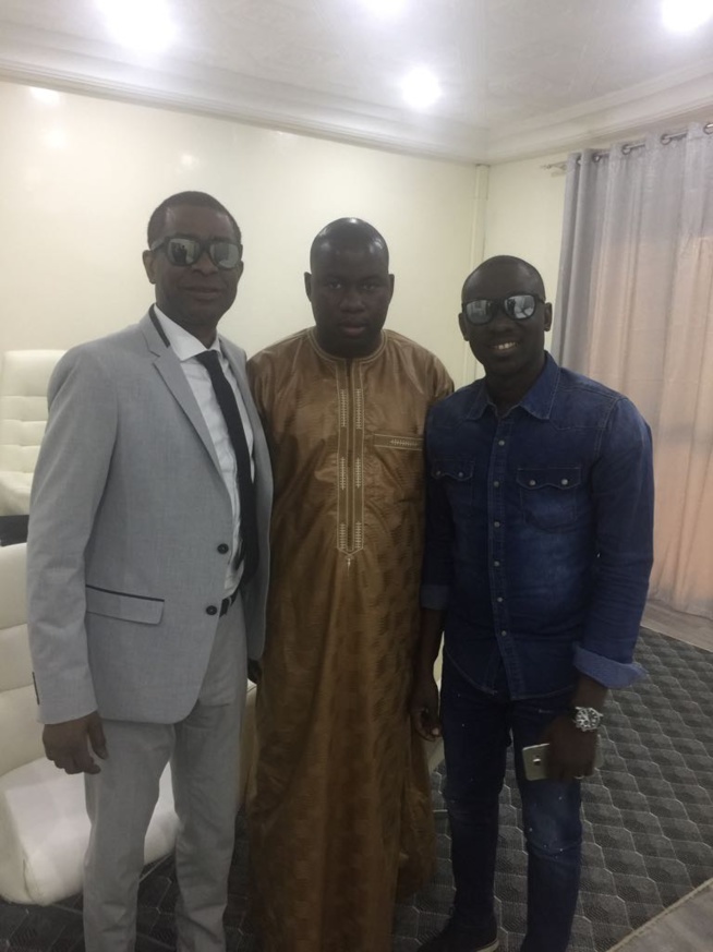 Pape Diouf a rendu visite son idole, son grand frère Youssou Ndour pour solliciter des prières pour la nuit des fans ce vendredi au Grand theatre. Pape Diouf a rendu visite son idole, son grand frère Youssou Ndour pour solliciter des prières pour la nuit des fans ce vendredi au Grand theatre.