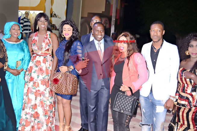 Le couple Adja et Miko inaugurent le nouveau complexe OMBELICO. Le couple Adja et Miko inaugurent le nouveau complexe OMBELICO.