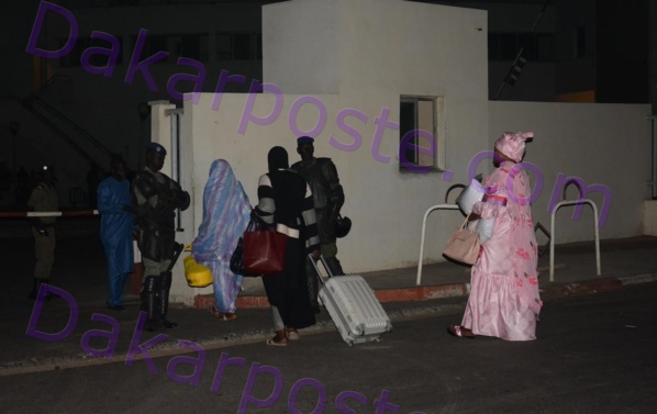 les parents de Khalifa Sall, apportent quelques accessoires dont IL a besoin en prison