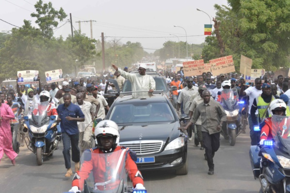 Macky Sall à Kaolack hier: La guerre des pancartes et effigies a fait rage Macky Sall à Kaolack hier: La guerre des pancartes et effigies a fait rage