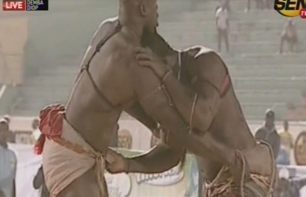 Vidéo- Modou Anta domine Zarco et le terrasse, Tout ce que vous n’avez pas vu à la télé en 4mn… Regardez!! Vidéo- Modou Anta domine Zarco et le terrasse, Tout ce que vous n’avez pas vu à la télé en 4mn… Regardez!!