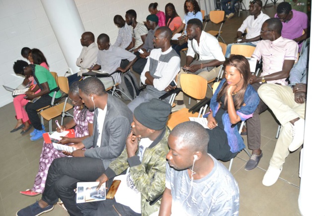 En images , lancement du nouveau single de Bouba Kirikou: Youssou acheté le premier à 1 million. En images , lancement du nouveau single de Bouba Kirikou: Youssou acheté le premier à 1 million.