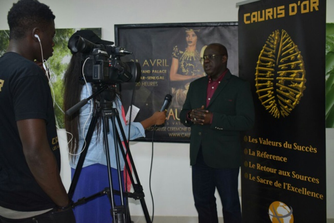 IMAGES: Les coulisses de l'ITV du PRESIDENT MBAGNICK DIOP Initiateur des cauris IMAGES: Les coulisses de l'ITV du PRESIDENT MBAGNICK DIOP Initiateur des cauris