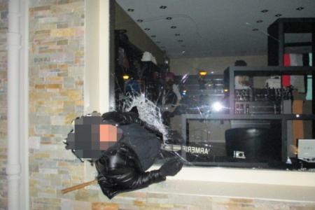 Ivre, il rate son cambriolage et termine coincé dans la vitrine du magasin (photo) Ivre, il rate son cambriolage et termine coincé dans la vitrine du magasin (photo)