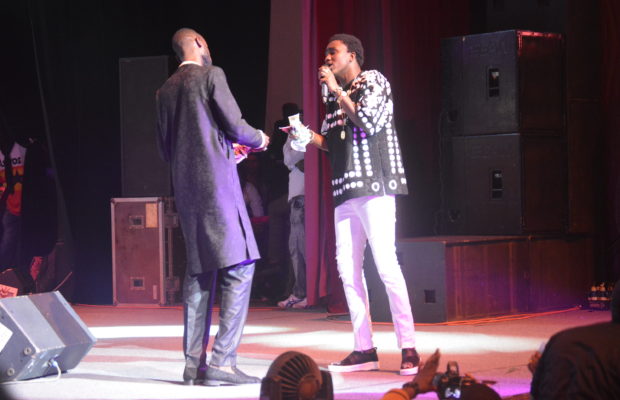 Vidéo- Sanekh arrose Wally Seck de billets de banque… Regardez !