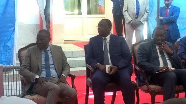 Macky Sall sur l'opération surprise de l'opposition à Paris : "C'est des épiphénomènes, et on ne peut pas arrêter la mer avec les bras" Macky Sall sur l'opération surprise de l'opposition à Paris : "C'est des épiphénomènes, et on ne peut pas arrêter la mer avec les bras"