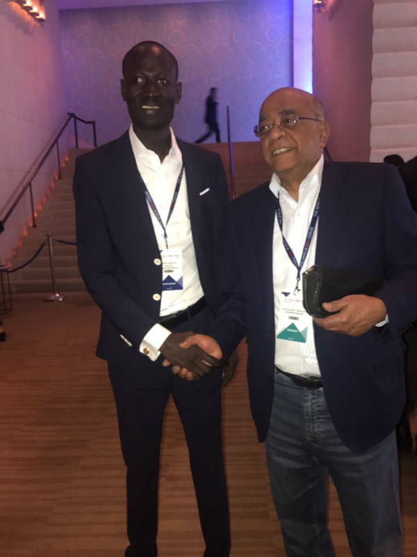 Mo Ibrahim félicite le Pdg de Evidence s.a, Diene Marcel Diagne pour son travail Mo Ibrahim félicite le Pdg de Evidence s.a, Diene Marcel Diagne pour son travail