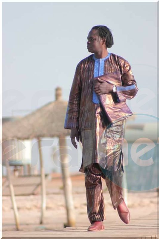 Baba Maal dans un boubou Thioup très élégant regardez!!!