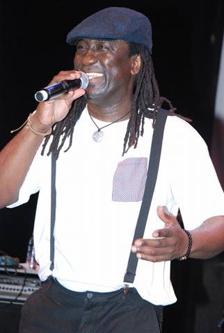 L'artiste international sénégalais Elage Diouf a réussi son pari en faisant guichet fermé à l'institut français de Dakar L'artiste international sénégalais Elage Diouf a réussi son pari en faisant guichet fermé à l'institut français de Dakar