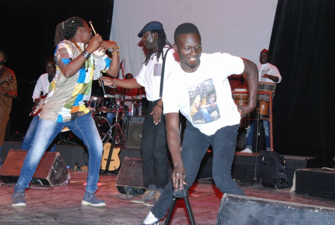 L'artiste international sénégalais Elage Diouf a réussi son pari en faisant guichet fermé à l'institut français de Dakar L'artiste international sénégalais Elage Diouf a réussi son pari en faisant guichet fermé à l'institut français de Dakar