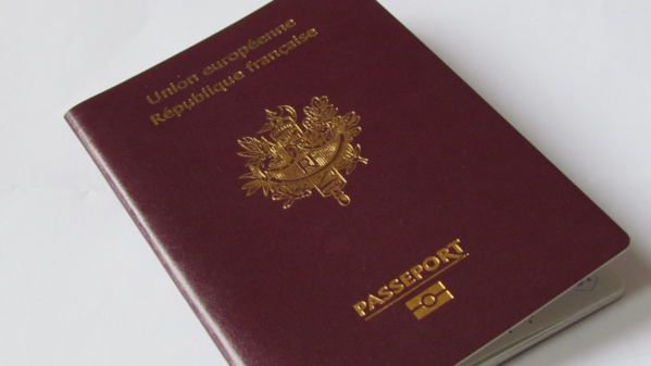 Usurpation d'identité, un frigoriste arrêté à l'aéroport de Dakar avec un passeport français Usurpation d'identité, un frigoriste arrêté à l'aéroport de Dakar avec un passeport français