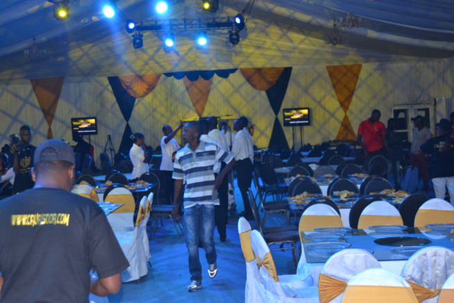 JOUR J - 01 DES CAURIS D'OR: Pape Diouf en sound check, les hôtesse en place pour le bon déroulement de la mise en place.