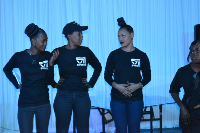 JOUR J - 01 DES CAURIS D'OR: Pape Diouf en sound check, les hôtesse en place pour le bon déroulement de la mise en place. JOUR J - 01 DES CAURIS D'OR: Pape Diouf en sound check, les hôtesse en place pour le bon déroulement de la mise en place.