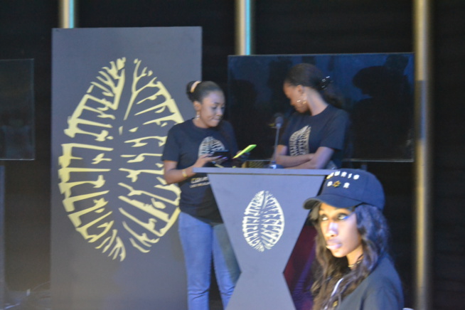 JOUR J - 01 DES CAURIS D'OR: Pape Diouf en sound check, les hôtesse en place pour le bon déroulement de la mise en place. JOUR J - 01 DES CAURIS D'OR: Pape Diouf en sound check, les hôtesse en place pour le bon déroulement de la mise en place.