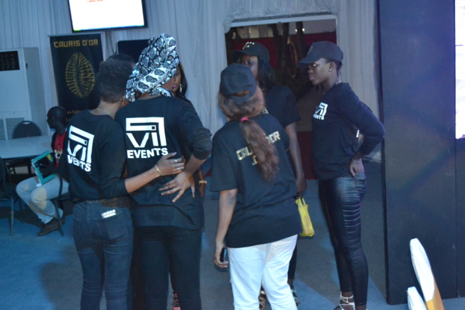 JOUR J - 01 DES CAURIS D'OR: Pape Diouf en sound check, les hôtesse en place pour le bon déroulement de la mise en place. JOUR J - 01 DES CAURIS D'OR: Pape Diouf en sound check, les hôtesse en place pour le bon déroulement de la mise en place.