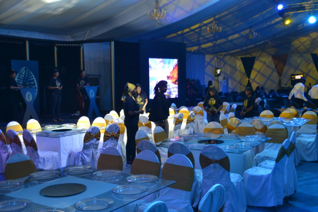 JOUR J - 01 DES CAURIS D'OR: Pape Diouf en sound check, les hôtesse en place pour le bon déroulement de la mise en place. JOUR J - 01 DES CAURIS D'OR: Pape Diouf en sound check, les hôtesse en place pour le bon déroulement de la mise en place.