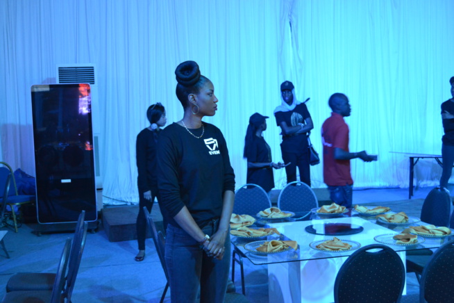 JOUR J - 01 DES CAURIS D'OR: Pape Diouf en sound check, les hôtesse en place pour le bon déroulement de la mise en place. JOUR J - 01 DES CAURIS D'OR: Pape Diouf en sound check, les hôtesse en place pour le bon déroulement de la mise en place.