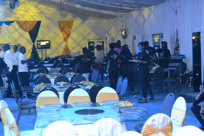 JOUR J - 01 DES CAURIS D'OR: Pape Diouf en sound check, les hôtesse en place pour le bon déroulement de la mise en place. JOUR J - 01 DES CAURIS D'OR: Pape Diouf en sound check, les hôtesse en place pour le bon déroulement de la mise en place.