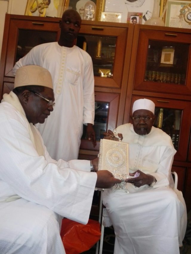 Maitre Ousmane Ngom offre un précieux cadeau au Khalif général des Tidianes pour réitérer son attachement et son amour à la TARIQA TIDJANIA.