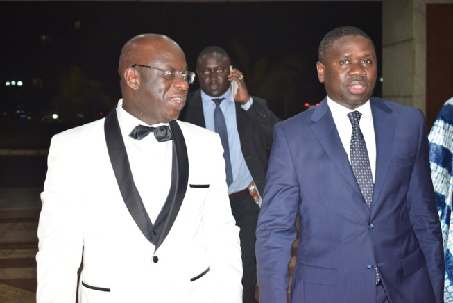 Dans les coulisses des CAURIS D'OR, Mbagnick Diop sympathise avec ses amis et invités.