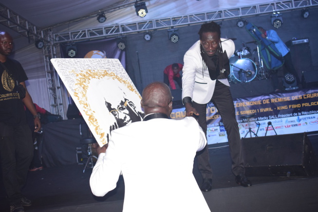 Carlou D enflamme les invités de Mbagnick Diop à la 13 éditions des CAURIS D'OR. Carlou D enflamme les invités de Mbagnick Diop à la 13 éditions des CAURIS D'OR.