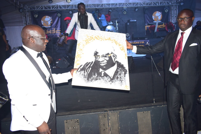 Carlou D enflamme les invités de Mbagnick Diop à la 13 éditions des CAURIS D'OR. Carlou D enflamme les invités de Mbagnick Diop à la 13 éditions des CAURIS D'OR.