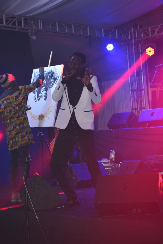 Carlou D enflamme les invités de Mbagnick Diop à la 13 éditions des CAURIS D'OR. Carlou D enflamme les invités de Mbagnick Diop à la 13 éditions des CAURIS D'OR.