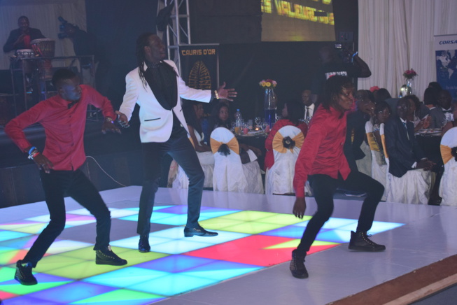 Carlou D enflamme les invités de Mbagnick Diop à la 13 éditions des CAURIS D'OR. Carlou D enflamme les invités de Mbagnick Diop à la 13 éditions des CAURIS D'OR.