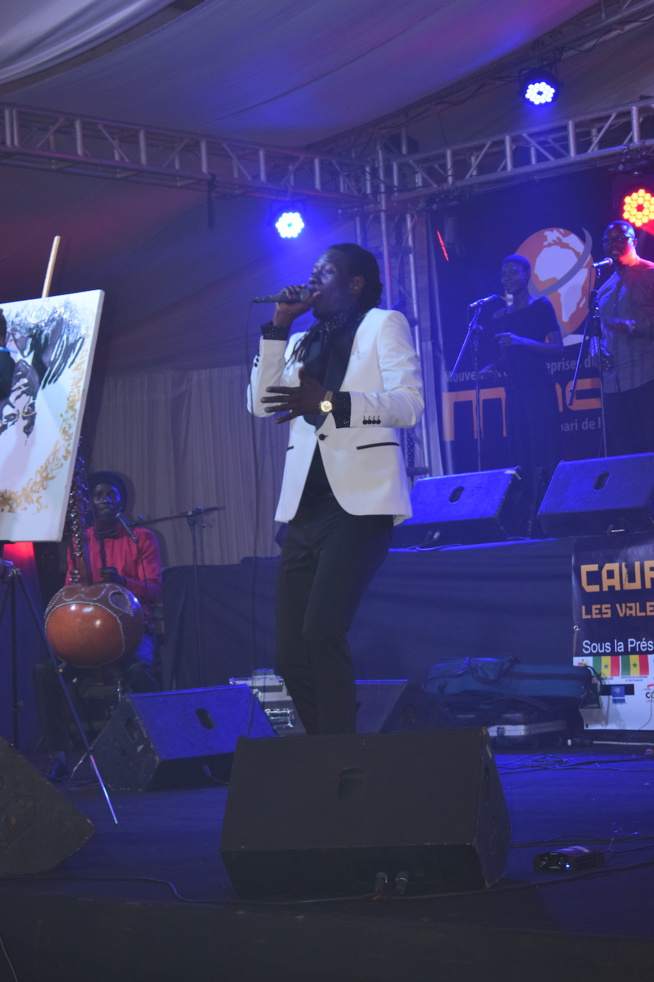 Carlou D enflamme les invités de Mbagnick Diop à la 13 éditions des CAURIS D'OR. Carlou D enflamme les invités de Mbagnick Diop à la 13 éditions des CAURIS D'OR.