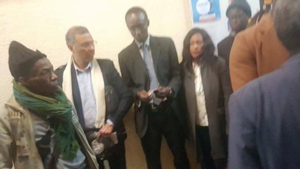 Paris: l’opposition et la société civile investissent le Consulat du Sénégal et appellent Macky Sall à la "démission" Paris: l’opposition et la société civile investissent le Consulat du Sénégal et appellent Macky Sall à la "démission"