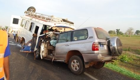 Accident de la route à Kaffrine: La collision entre deux véhicules fait.. Accident de la route à Kaffrine: La collision entre deux véhicules fait..