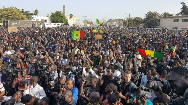 Rassemblement à la place de l'Obélisque: Les effigies de leaders politiques bannis par Y en a marre