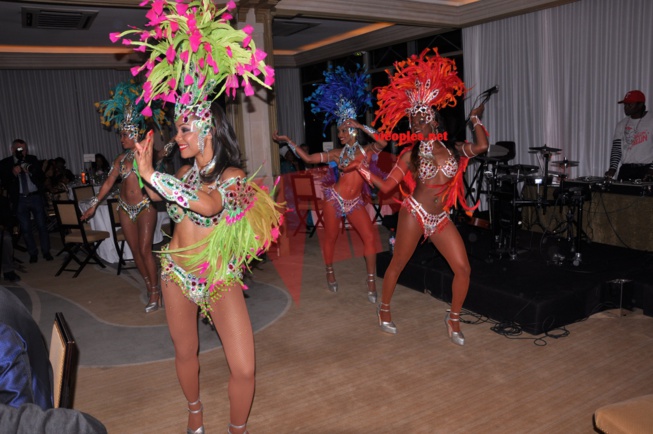 GALA CHIC ET GLAMOUR À PARIS: La prestation du carnaval Brésilien.