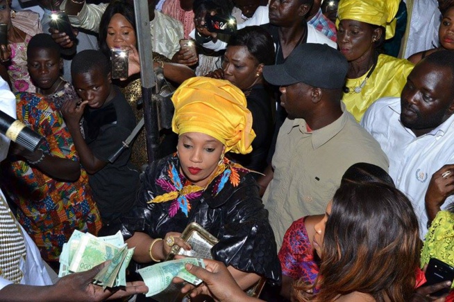 Vivez les moments de la soirée de Pape Diouf à Kaolack. Vivez les moments de la soirée de Pape Diouf à Kaolack.