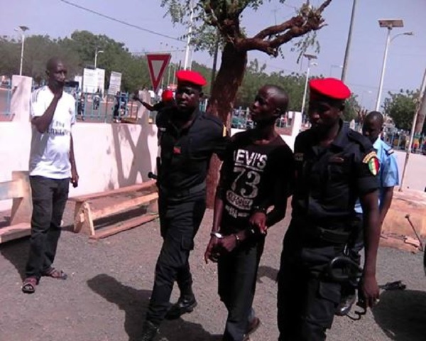 5.000 pounds au Commissaire Central de Dakar : la Police nationale s'indigne "des déclarations mensongères" de Boy Djinné 5.000 pounds au Commissaire Central de Dakar : la Police nationale s'indigne "des déclarations mensongères" de Boy Djinné