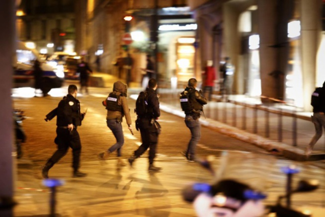 Fusillade sur les Champs-Elysées: un policier tué, l'assaillant abattu
