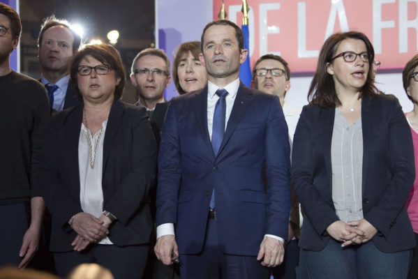 Benoît Hamon s'effondre et appelle à la "renaissance" de la gauche Benoît Hamon s'effondre et appelle à la "renaissance" de la gauche