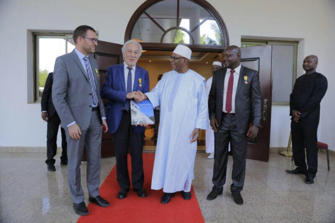 Le PDG de Eiffage Sénégal, Gérard Senac, honoré par le président du Mali.