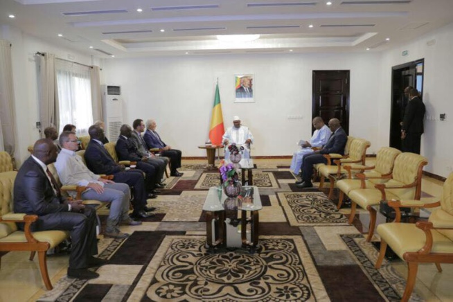 Le PDG de Eiffage Sénégal, Gérard Senac, honoré par le président du Mali. Le PDG de Eiffage Sénégal, Gérard Senac, honoré par le président du Mali.