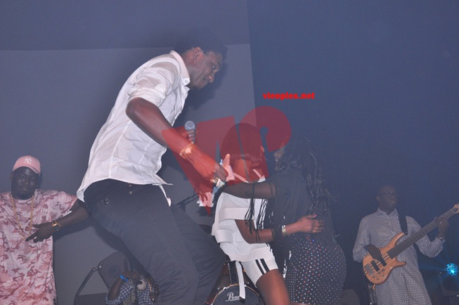 Awa Baldé sur la scène de Waly Seck au Dock Pullman.