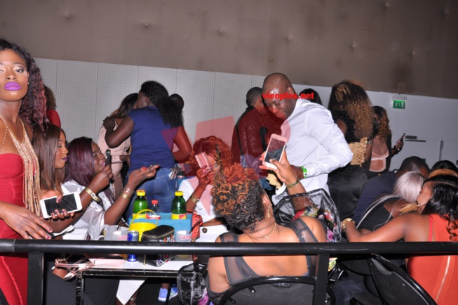 Omar Kante s'éclate de joie au Dock Pullman de Paris. Omar Kante s'éclate de joie au Dock Pullman de Paris.