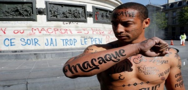 France: il circule dans les rues de Paris avec le corps tatoué d’insultes racistes…la raison