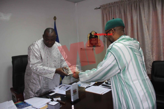 Exclusif vipeoples : Sheikh Alassane offre un sublime exemplaire du Saint Coran au Président Adama Barrow (images) Exclusif vipeoples : Sheikh Alassane offre un sublime exemplaire du Saint Coran au Président Adama Barrow (images)