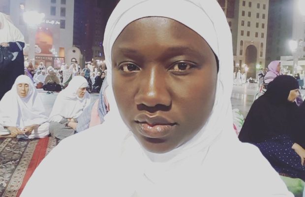 Après le décès de son mari, Oumou Provoc s’est rendu à la Mecque pour… Après le décès de son mari, Oumou Provoc s’est rendu à la Mecque pour…